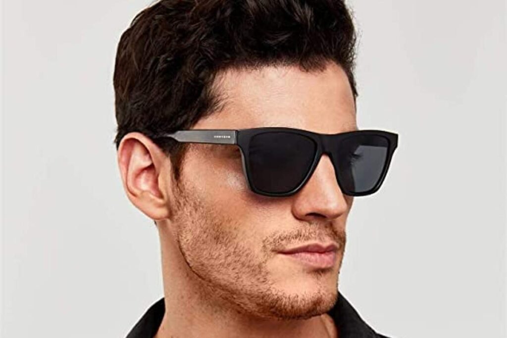 Hombre usando lentes de sol casuales negros