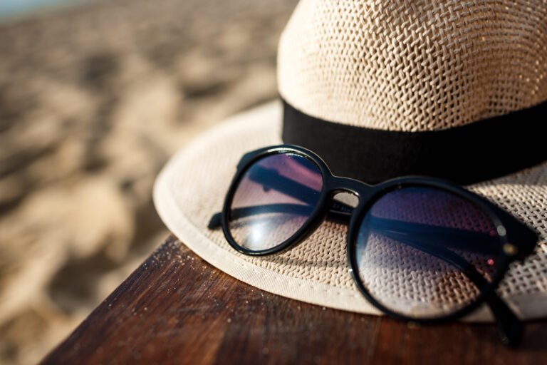 Lentes de sol negros puesto en sombrero