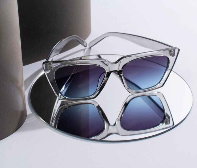 Lentes de sol con marco transparente y lunas celestes