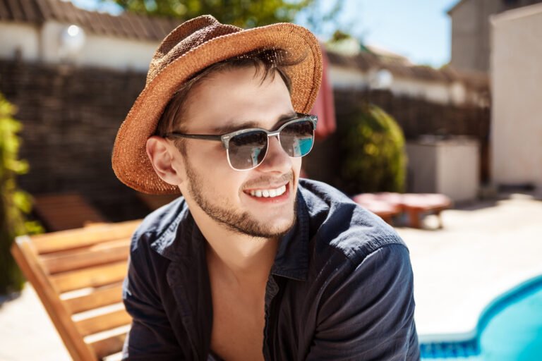 https://buyblin.com/wp-content/uploads/2023/12/hombre-gafas-sol-sombrero-sonriendo-sentado-junto-piscina-768x512.jpg