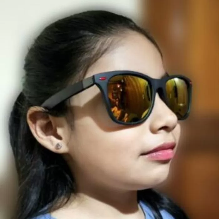 Niña con lentes de sol polarizados amarillos