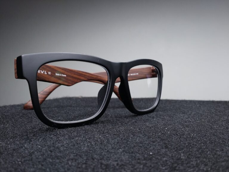 Lentes Oftálmicos con marco negro y patitas de madera