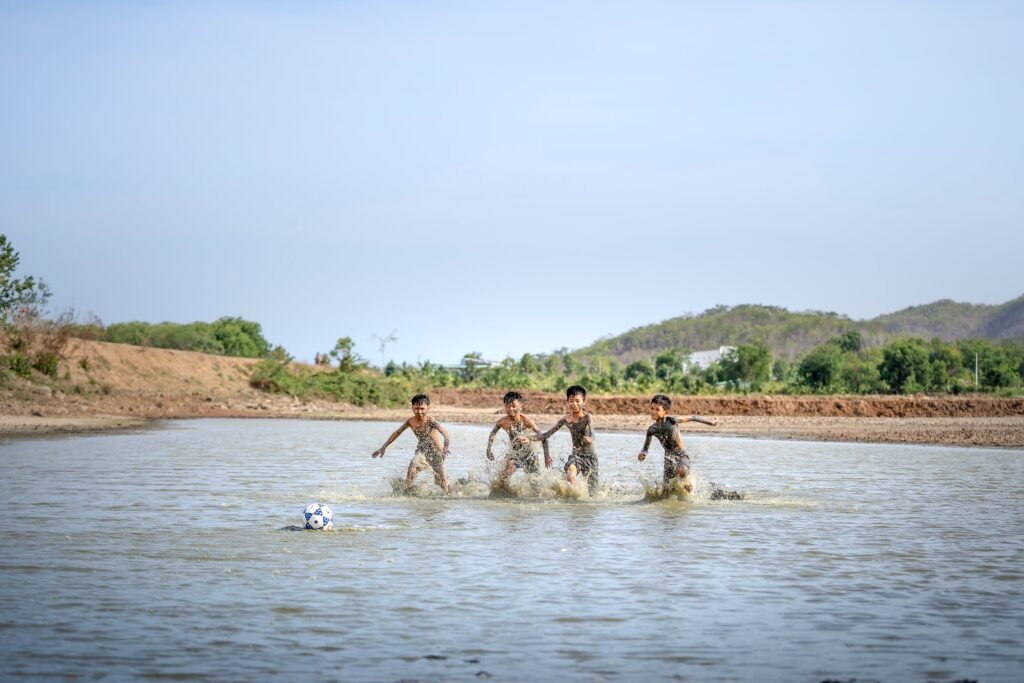 Niños jugando en la playa