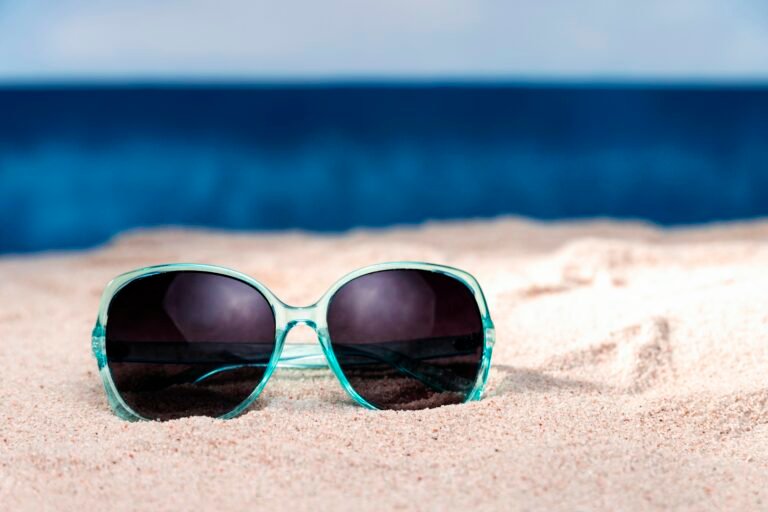 Lentes De Sol Arnette en la playa con marco celeste y lunas negras